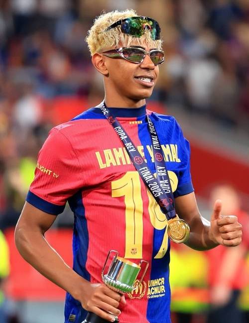 六台：拉莫斯倾向回欧洲踢球，以便世界杯前重回西班牙队（六台：拉莫斯倾向重返欧洲，为世界杯前重回西班牙队铺路）