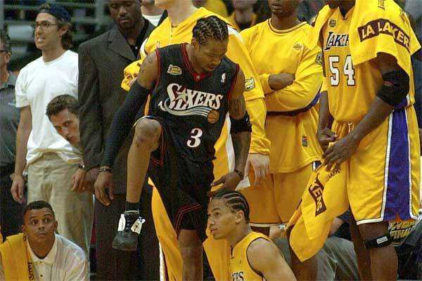 半场战报：米兰0-0拉齐奥，迈尼昂献神扑，红黑军团0射正（半场战况：米兰0-0拉齐奥，迈尼昂神勇救险，红黑军团零射正）