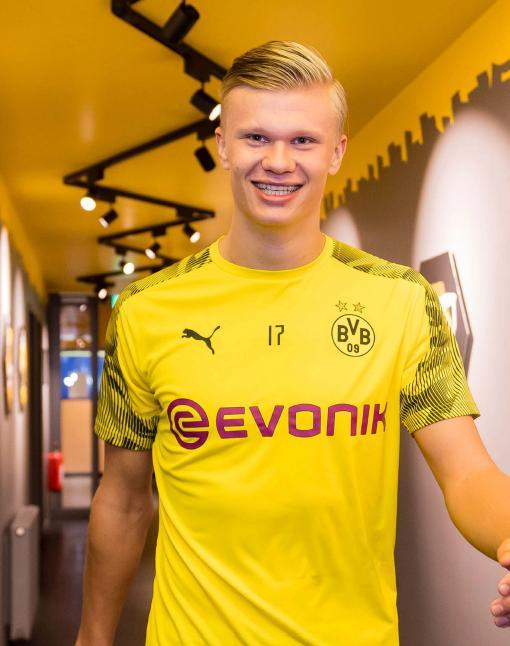 凌空斩世界波，王燊超当选中超官方第29轮最佳球员