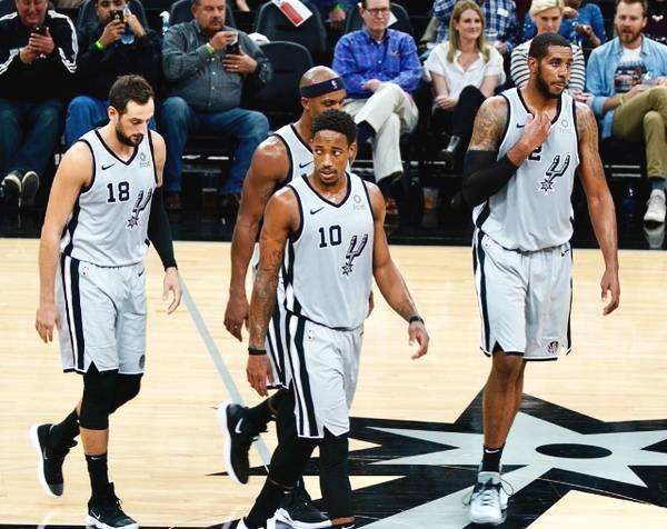 给你修修胡子，瓦科分享自己用剪刀剪克雷桑胡子的照片（瓦科晒照：亲手用剪刀为克雷桑修须）