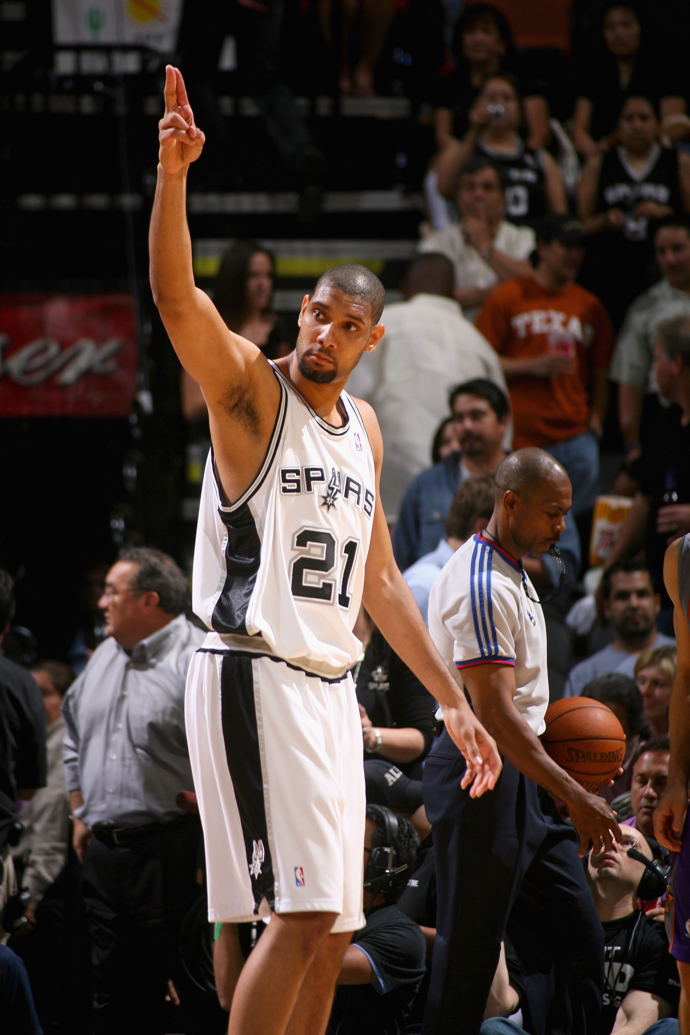 国脚连续射门被封堵仍不气馁（射门接连被挡，国脚斗志不减）