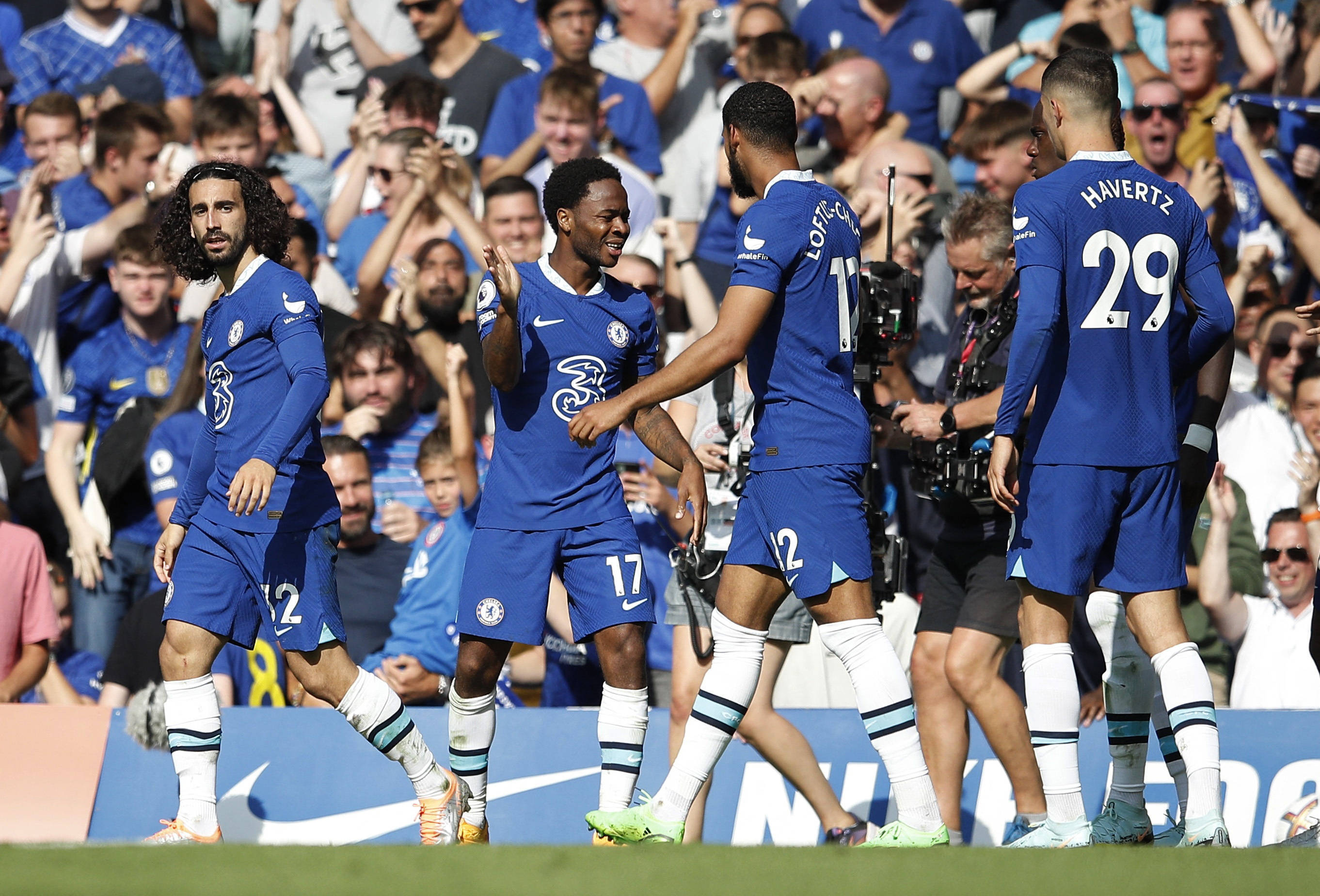 超高人气，一印度女球迷接机时手举标语：梅西，拯救印度足球（人气爆棚！印度女球迷机场举牌：梅西，请救救印度足球）